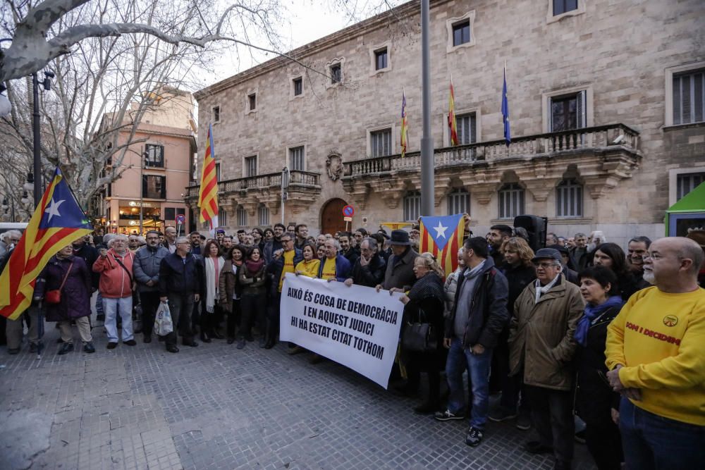 Manifestación independentista frente al TSJB