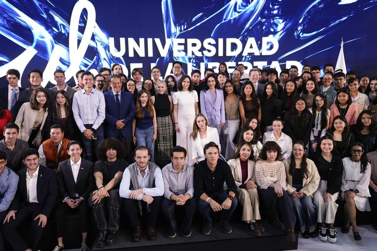 CIUDAD DE MÉXICO (MÉXICO), 05/05/2026.- La presidenta de la Comunidad de Madrid, Isabel Díaz Ayuso (c), participa en un encuentro con jóvenes de la Universidad de la Libertad celebrado este martes en Ciudad de México. EFE/ Comunidad de Madrid SÓLO USO EDITORIAL / SÓLO DISPONIBLE PARA ILUSTRAR LA NOTICIA QUE ACOMPAÑA (CRÉDITO OBLIGATORIO). SÓLO USO EDITORIAL / SÓLO DISPONIBLE PARA ILUSTRAR LA NOTICIA QUE ACOMPAÑA (CRÉDITO OBLIGATORIO)