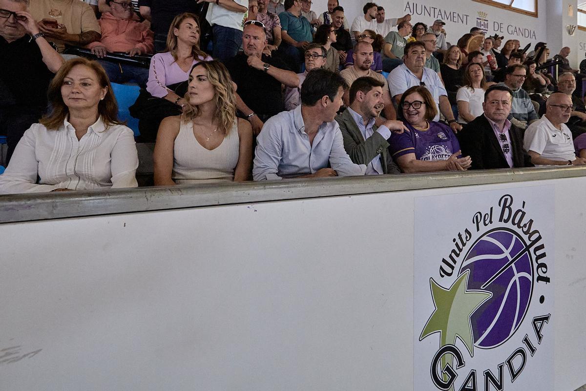 Nogueroles, con el alcalde y el patrocinador, en el último partido oficial en casa