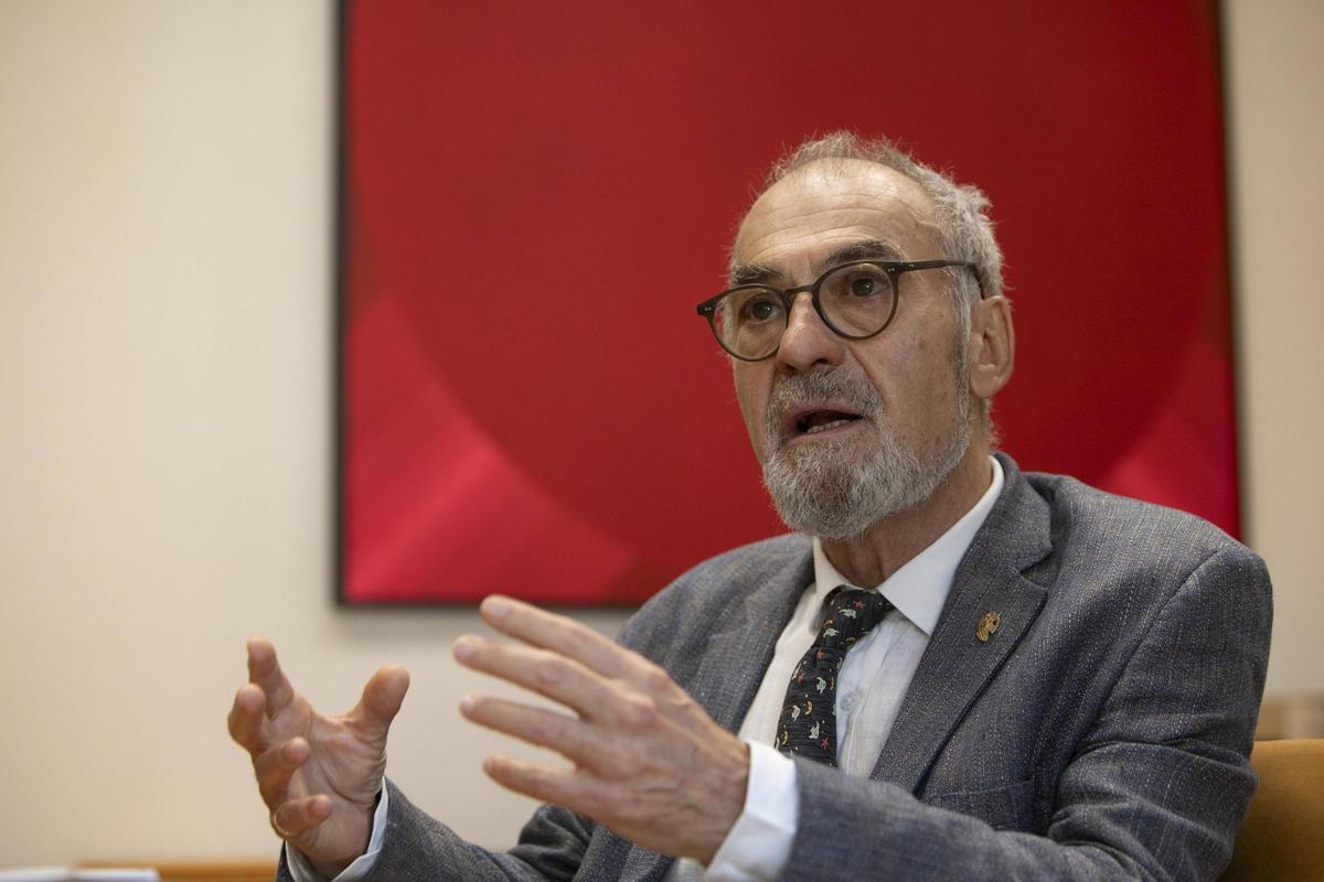 José María Lozano, presidente del Consell Valencià de Cultura, en su despacho durante la entrevista del pasado jueves con una obra de Yturralde al fondo.
