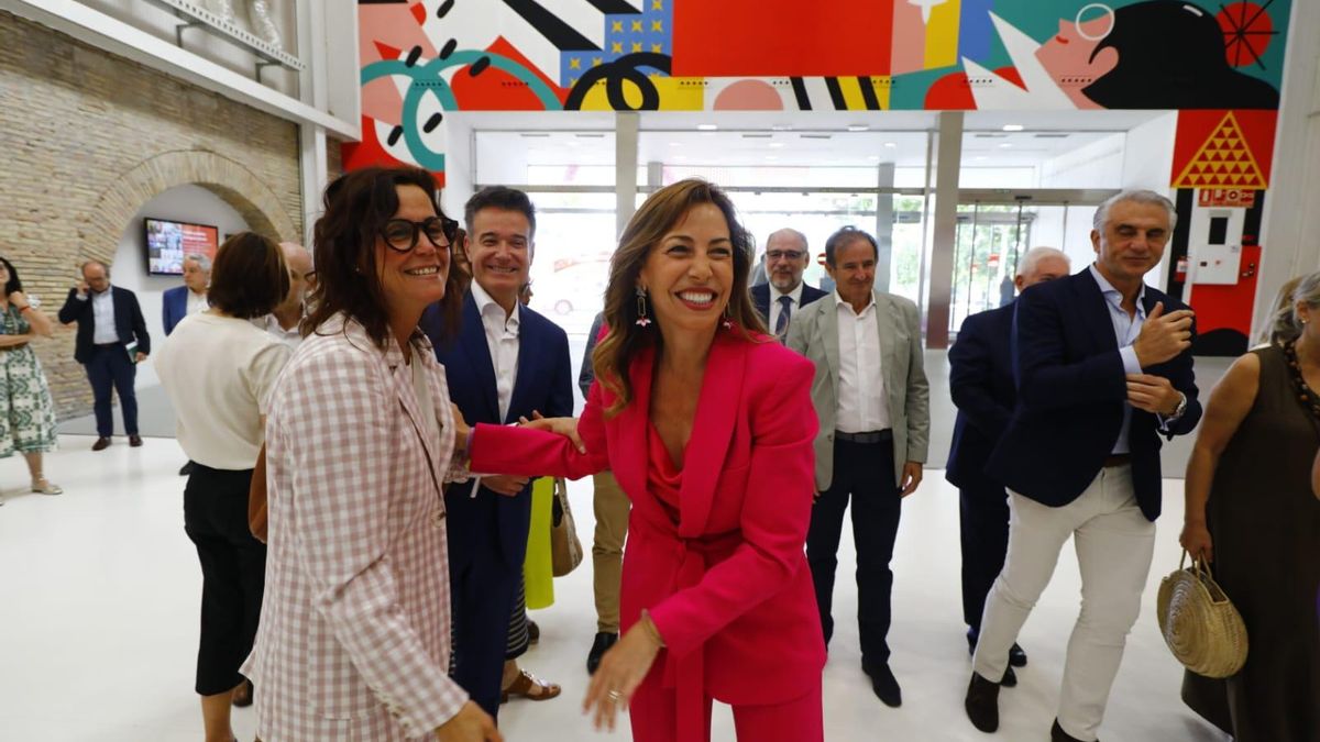 La alcaldesa de Zaragoza, Natalia Chueca, sonriente, antes de hacer balance de sus dos primeros años como regidora de la capital aragonesa.