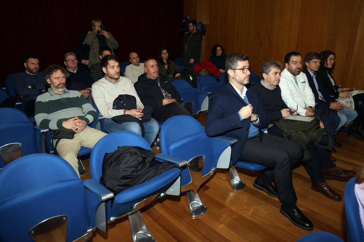 Asistentes a la charla con el conselleiro de Emprego en Valga