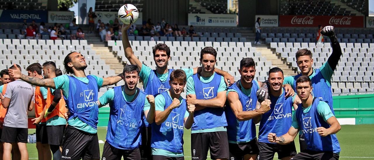 Jugadores del Córdoba CF tras uno de los últimos entrenamientos esta semana en El Arcángel.