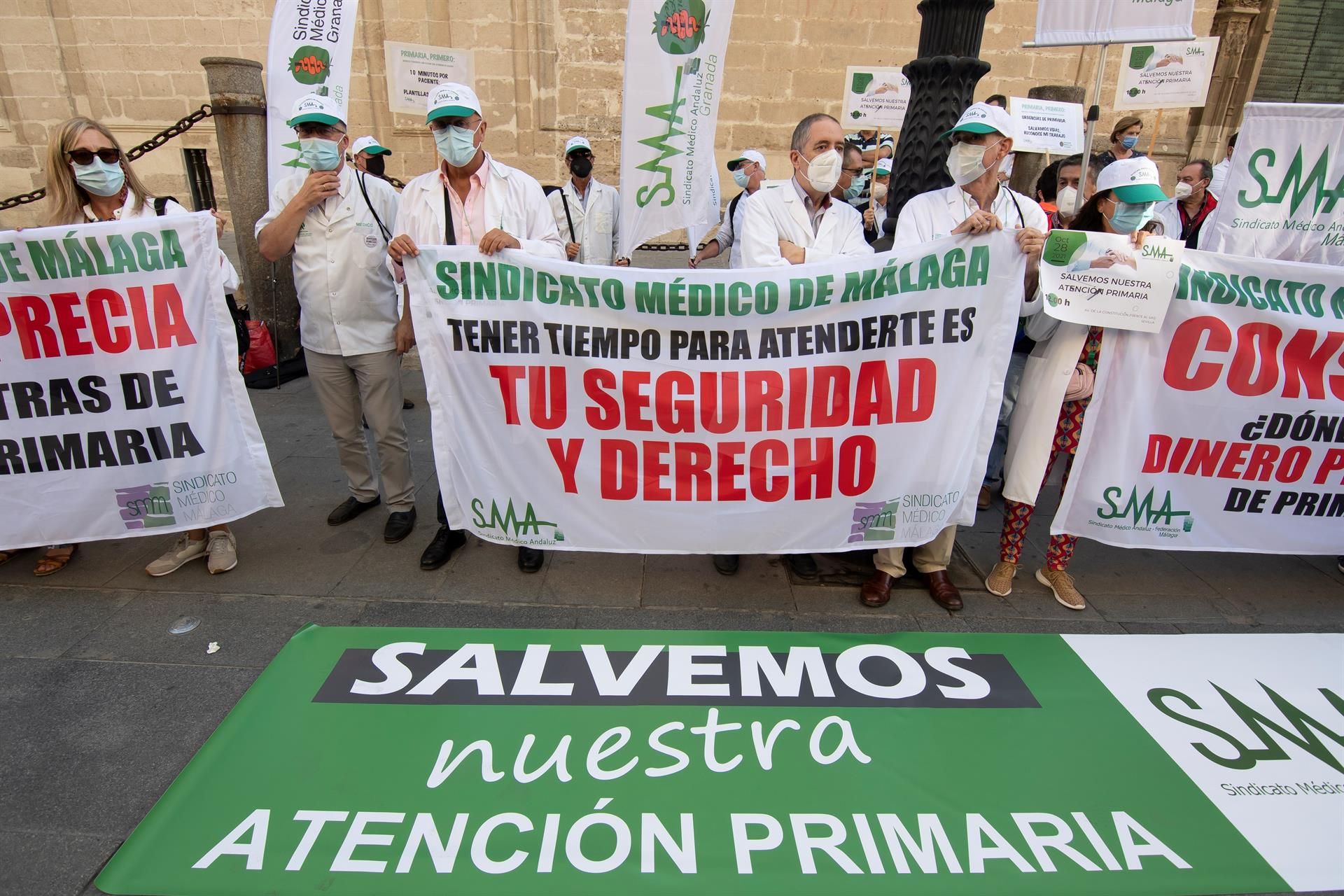 Sanitarios andaluces en una concentración en Sevilla