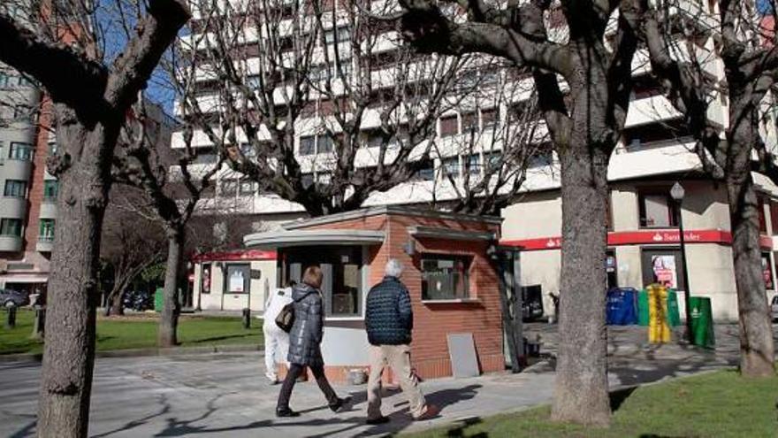 El quiosco de la Plazuela, con las vallas ya retiradas, listo para su reapertura como local hostelero el próximo fin de semana.