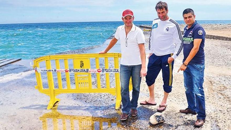 Arsenio Quintana, en el centro, junto a sus amigos Aquilino y Conrado, ayer en la playa de Castillo del Romeral.