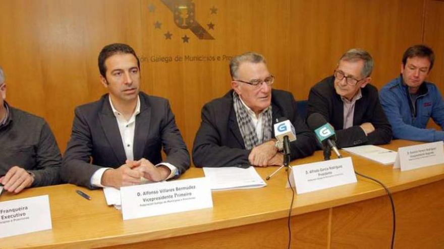 Los alcaldes Manuel Miras, Alfonso Villares, Alfredo García, Evencio Ferrero y Benito Portela. // X. Álvarez