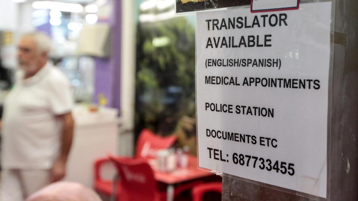 Un cartel que ofrece traductor para ir al médico o la Policía, en Benidorm