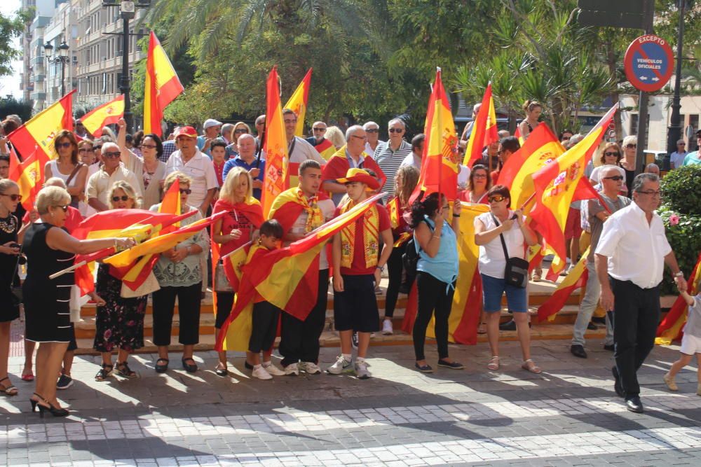 La Guardia Civil de la comarca celebra el día de su patrona en Torrevieja. Un grupo de vecinos se ha concentrado para dar su respaldo a las fuerzas de seguridad en Cataluña