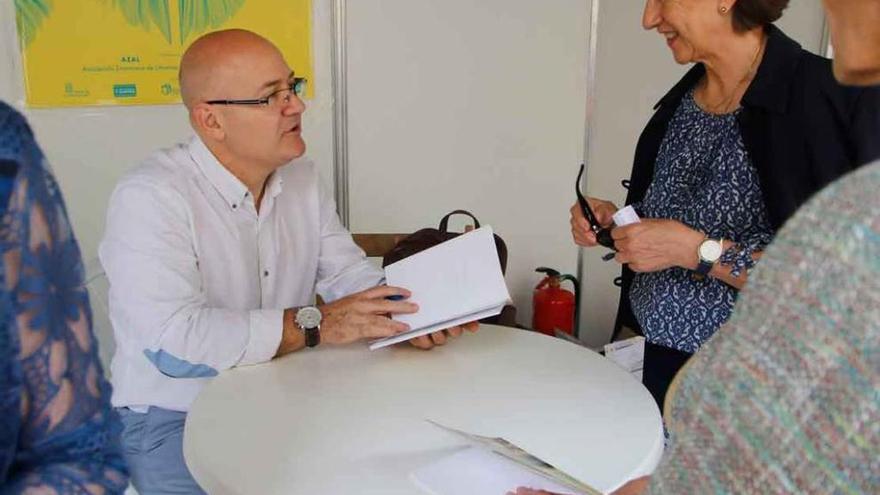 Julio Eguaras firma libros antes de iniciar la ruta literaria.