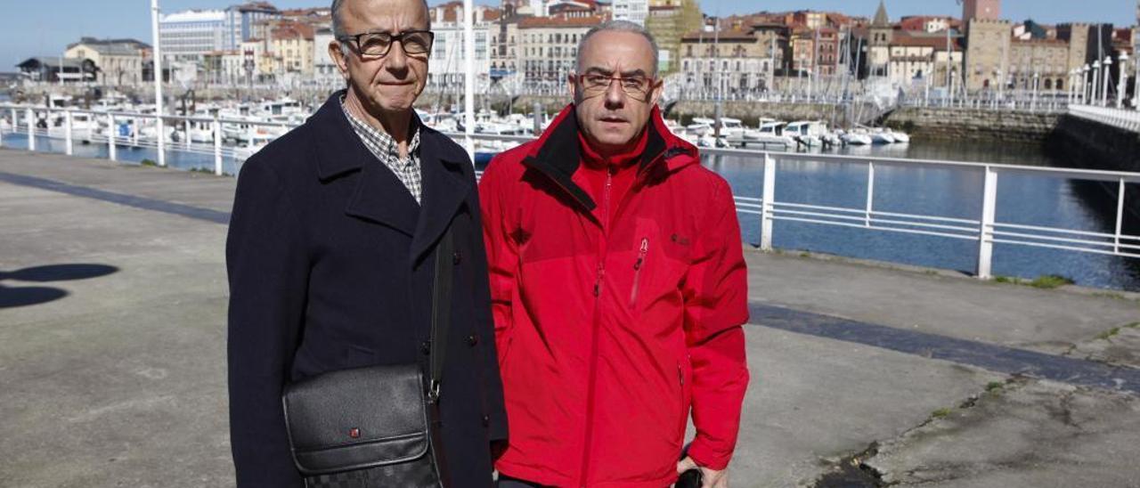 A la derecha, Mario García Quintana, padre de la desaparecida, posa junto a Santiago Bravo, tío de Yolanda, en 2015.