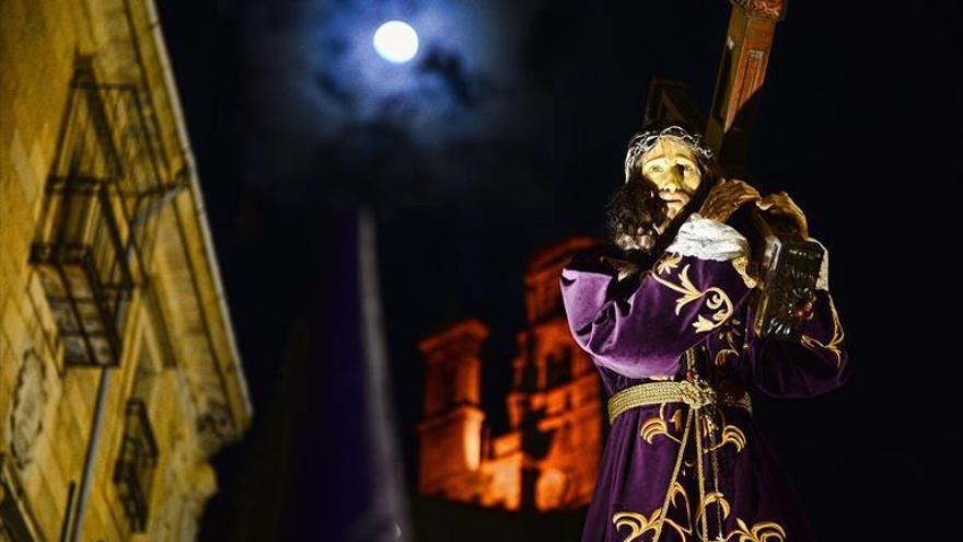 El Nazareno luce su restaurado aspecto en pleno silencio