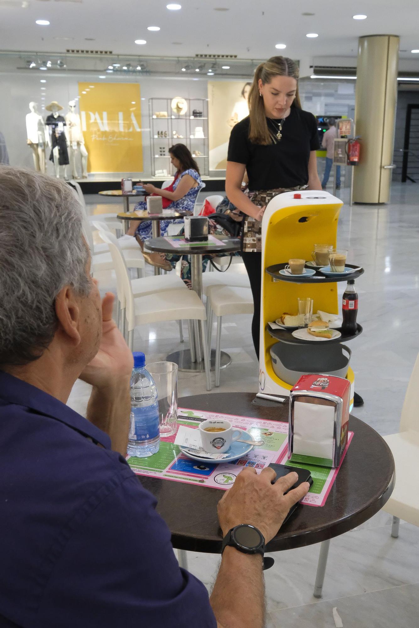 Robot camarero en el Centro Comercial Las Arenas
