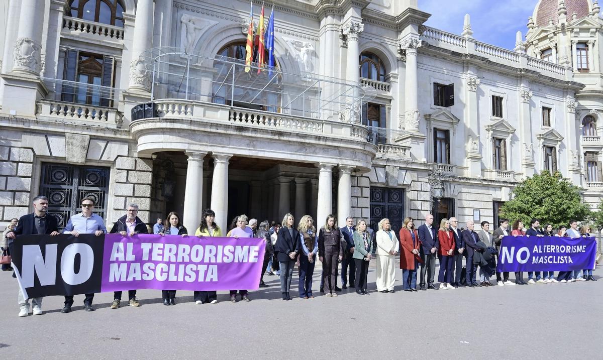 Minuto de silencio a las puertas del ayuntamiento por el asesinato de una mujer y su hija a manos de la expareja de la primera