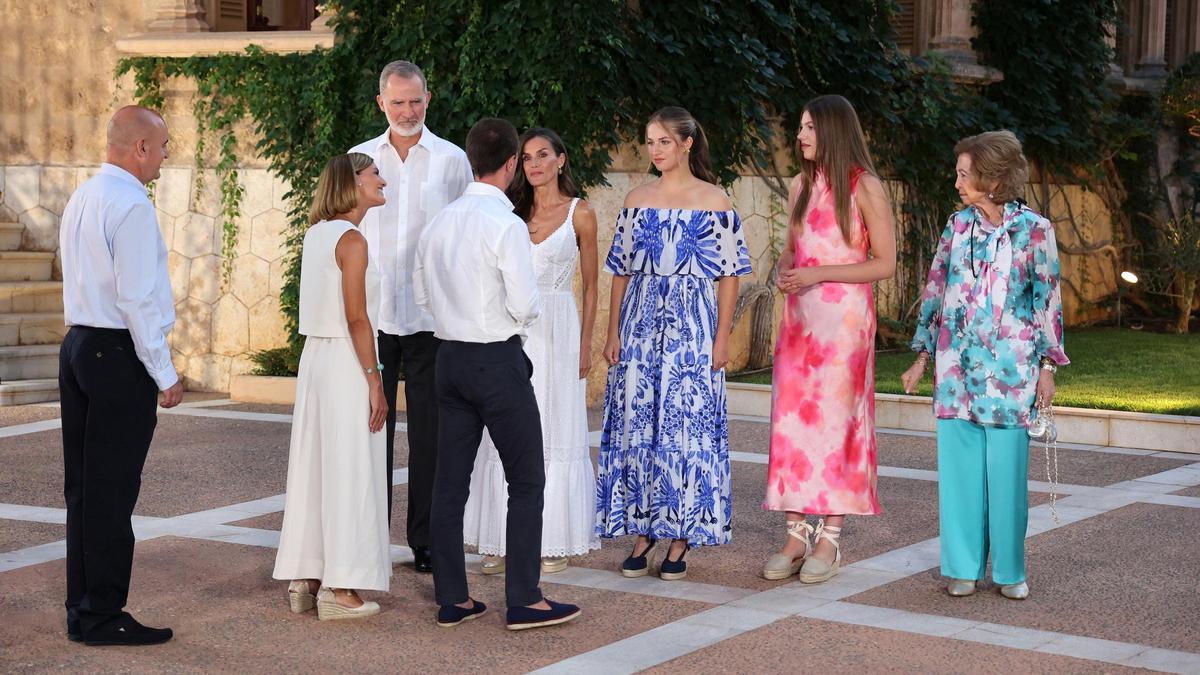 Los Reyes reciben a la sociedad balear en Marivent