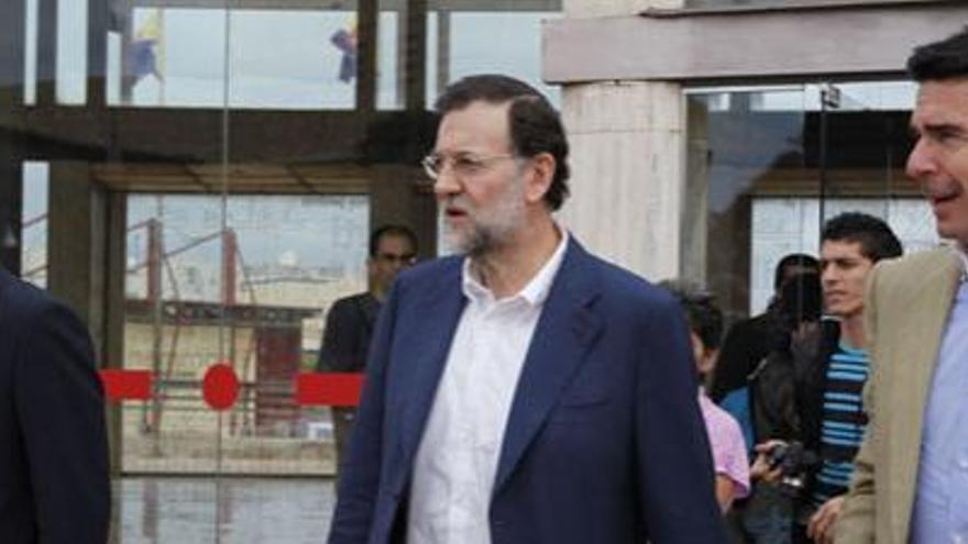 Rajoy junto a Soria a la salida de Infecar.