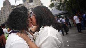 Besos contra la homofobia.