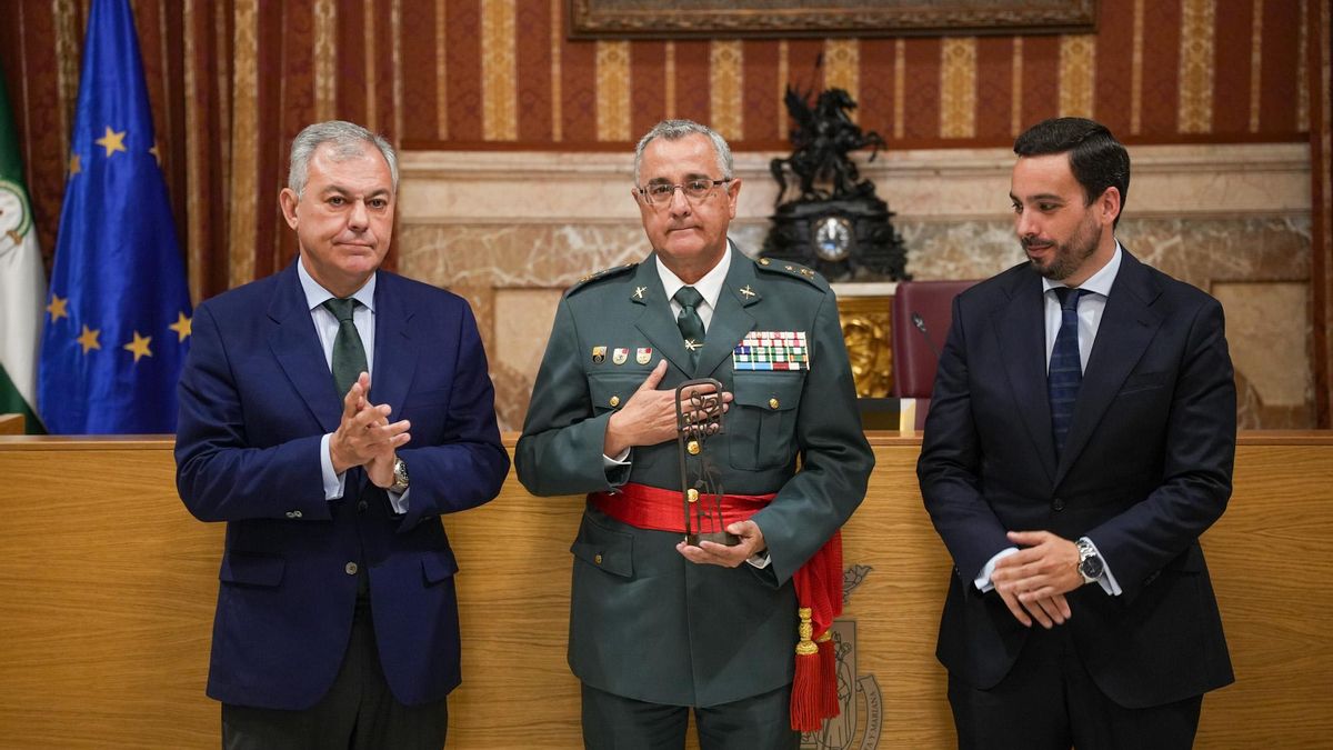 El general jefe de la Guardia Civil en Andalucía, Luis Ortega Carmona, recogiendo el galardón.