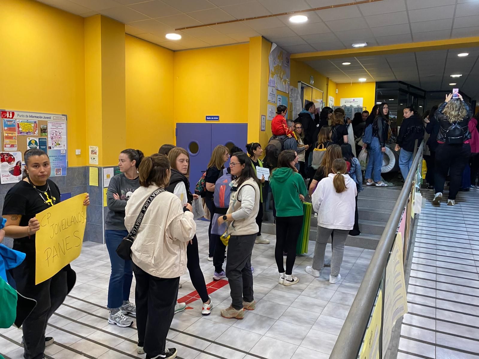 Encierro de docentes en el instituto de Llanes