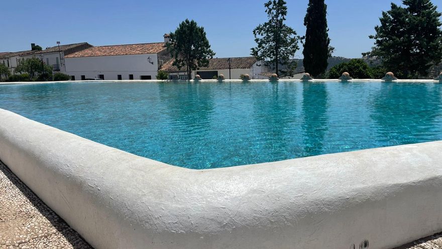 Así es el pueblo de Huelva que ha convertido una laguna de riego en una gigantesca piscina natural: está en mitad del municipio y es gratis