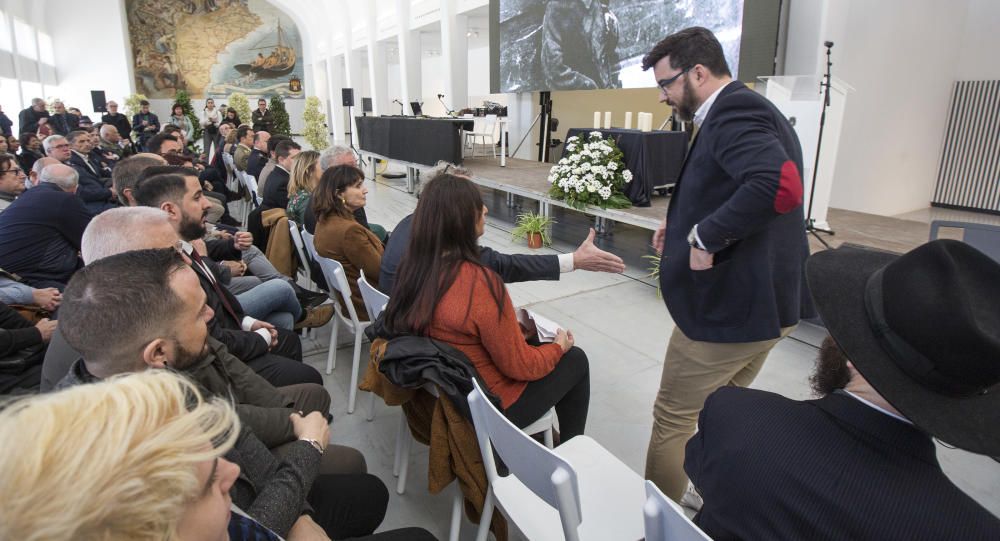 Todos los grupos asisten al acto aunque el portavoz de Vox ha amagado con marcharse ante las críticas, sin citarles, del colectivo LGTBI por "incitar al odio".