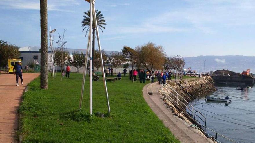 Los equipos médicos, cuando intentaban reanimar al vecino en el paseo de O Con. // Faro