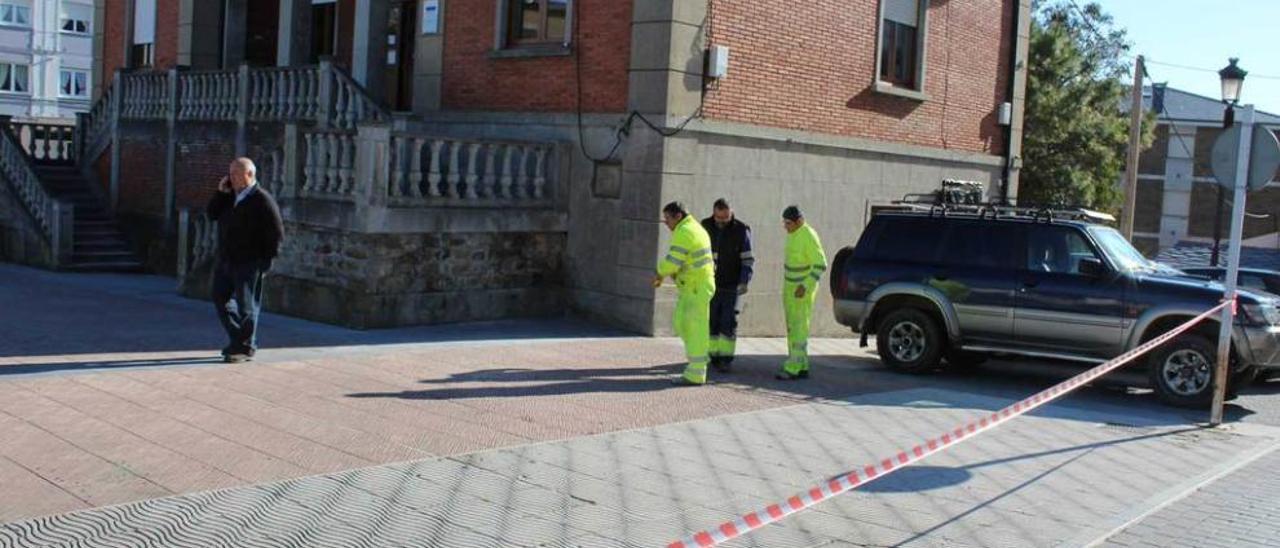 Los operarios miden la zona de aparcamientos junto a la Cámara Agraria antes de comenzar a pintar las plazas.