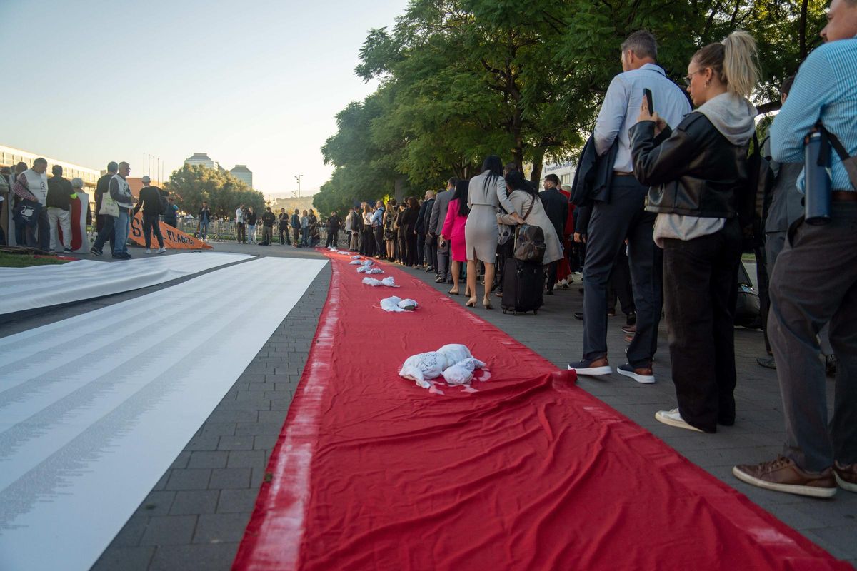 Ecologistas y activistas propalestinos protestan contra la feria Aviation Week en Barcelona