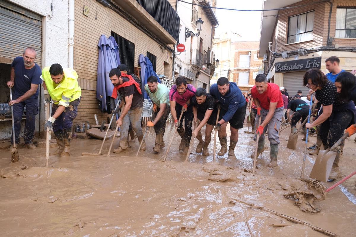 Así están siendo las labores de limpieza en Chiva tras la DANA Así están siendo las labores de limpieza en Chiva tras la DANA