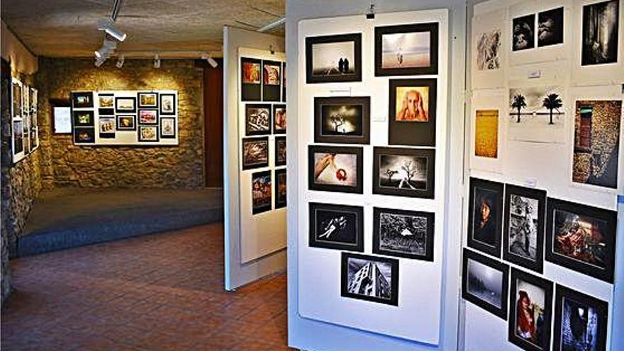 Vista parcial de l&#039;espai expositiu de Cal Balaguer del Porxo, al Poble Vell de Súria, amb fotos del concurs