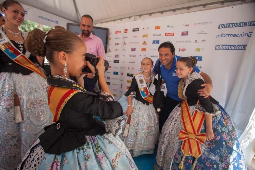 La dama infantil Irene Martínez fotografiando a José Maciá, vicepresidente de la Gestora de Festejos Populares, con al dama infantil Natalia Porta, y la Reina Infantil Marina Bonmatí