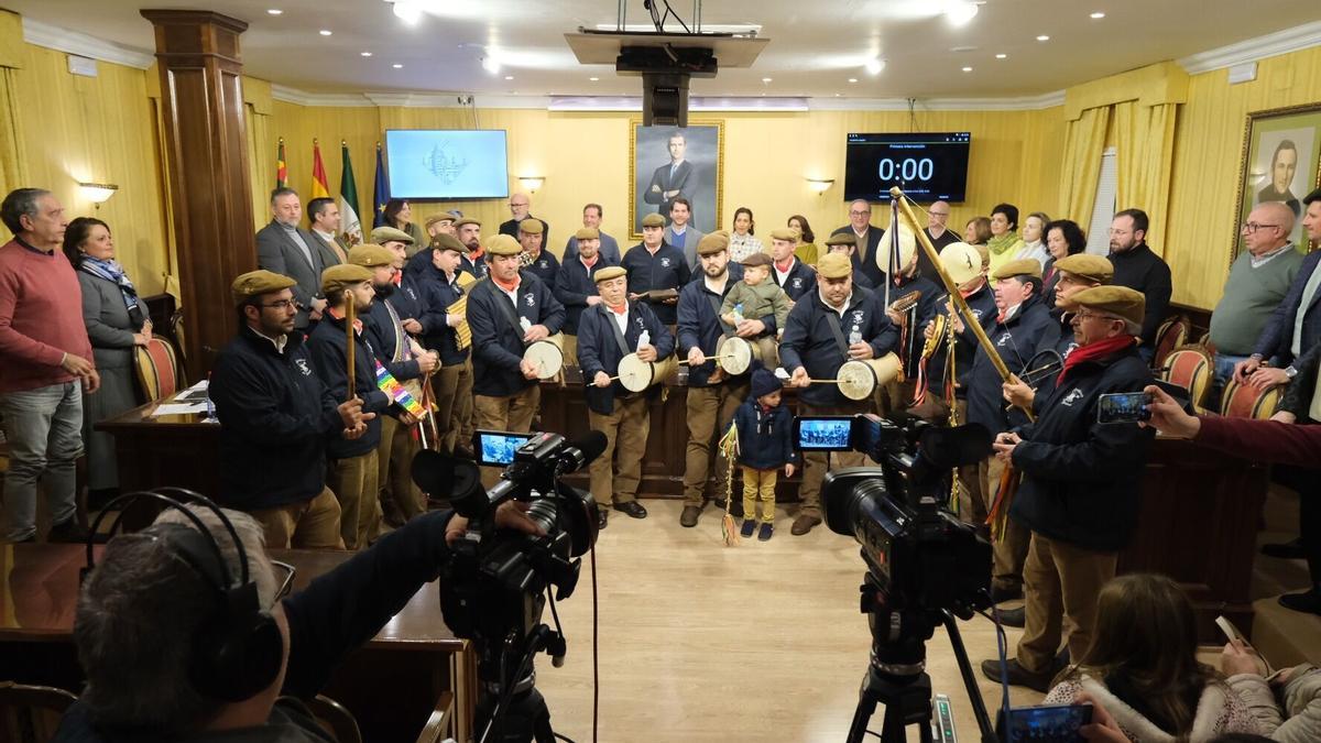 Los Mochileros de Gaena actúan ante la Corporación municipal de Cabra, que ha pedido su declaración BIC.