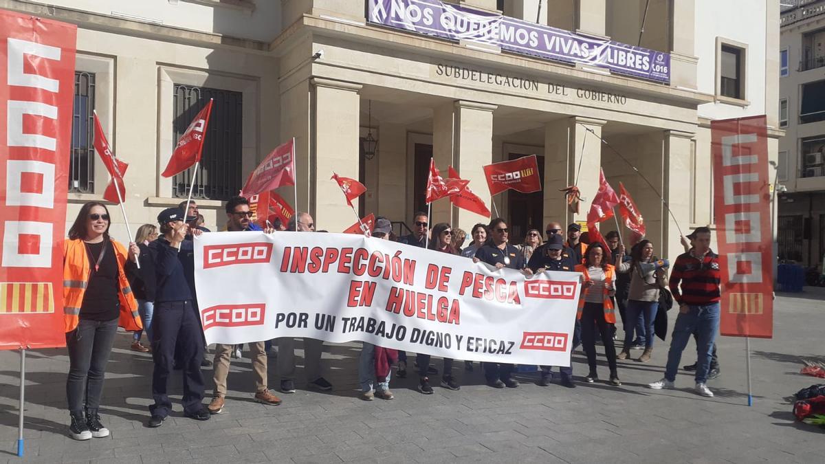 La concentración de los inspectores a las puertas de la Subdelegación.