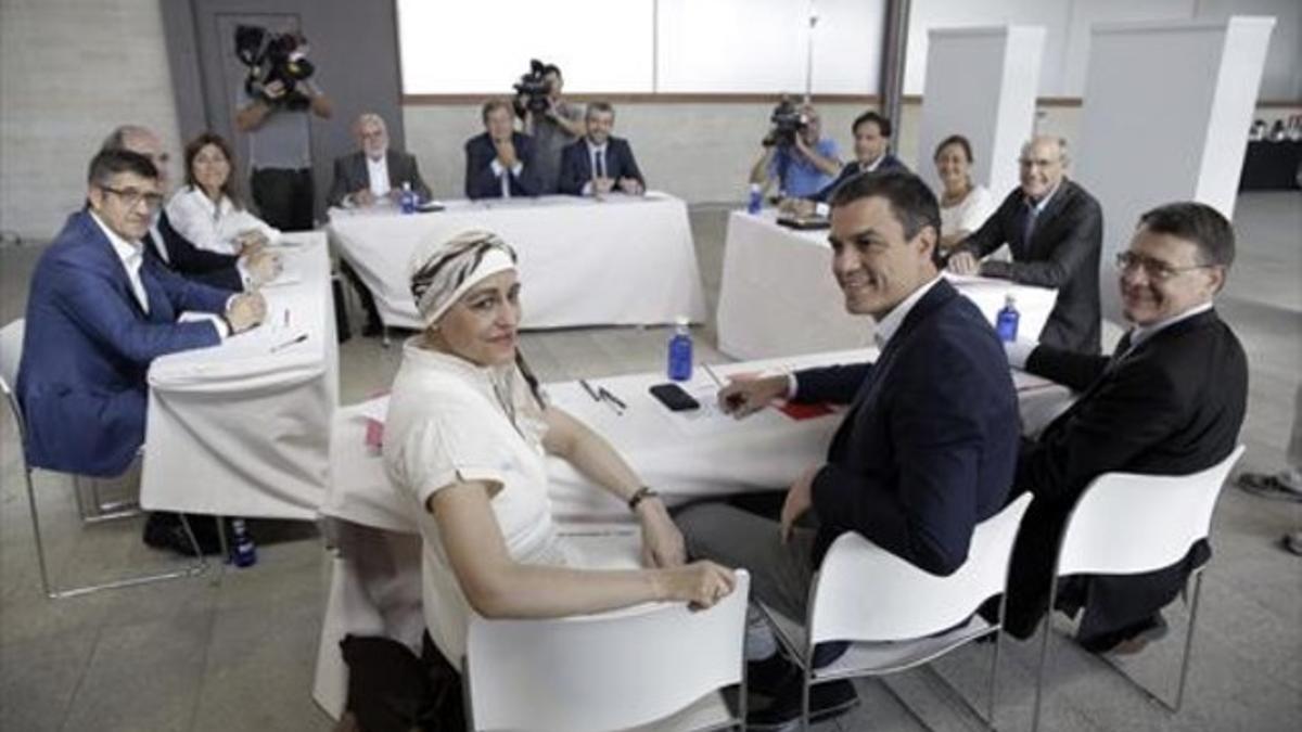 Pedro Sánchez, reunido con el comité de expertos que elabora el programa del PSOE, en Madrid.