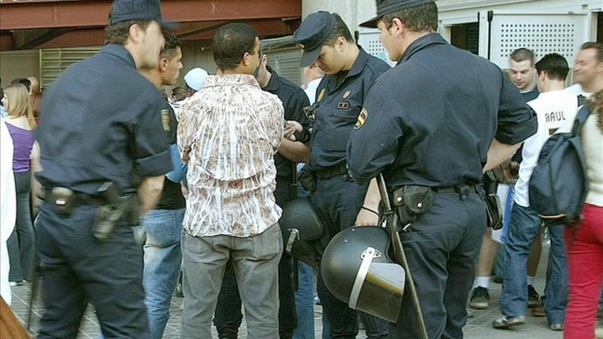 Control policial en el Bernabéu en el último Madrid-Barça
