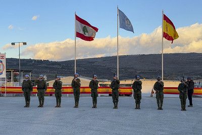 La ministra Robles visita a los soldados de la Brigada X en Líbano