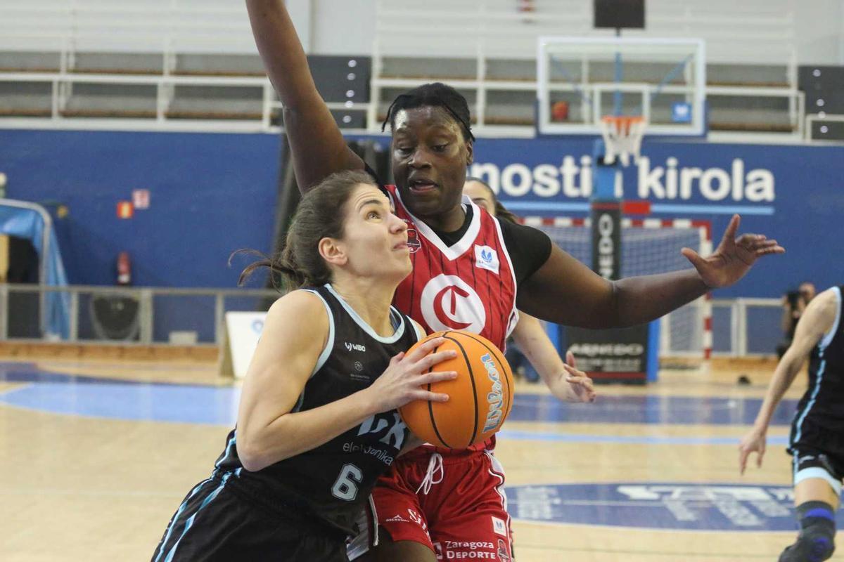 Aminata Gueye, en una acción defensiva durante el duelo ante el IDK