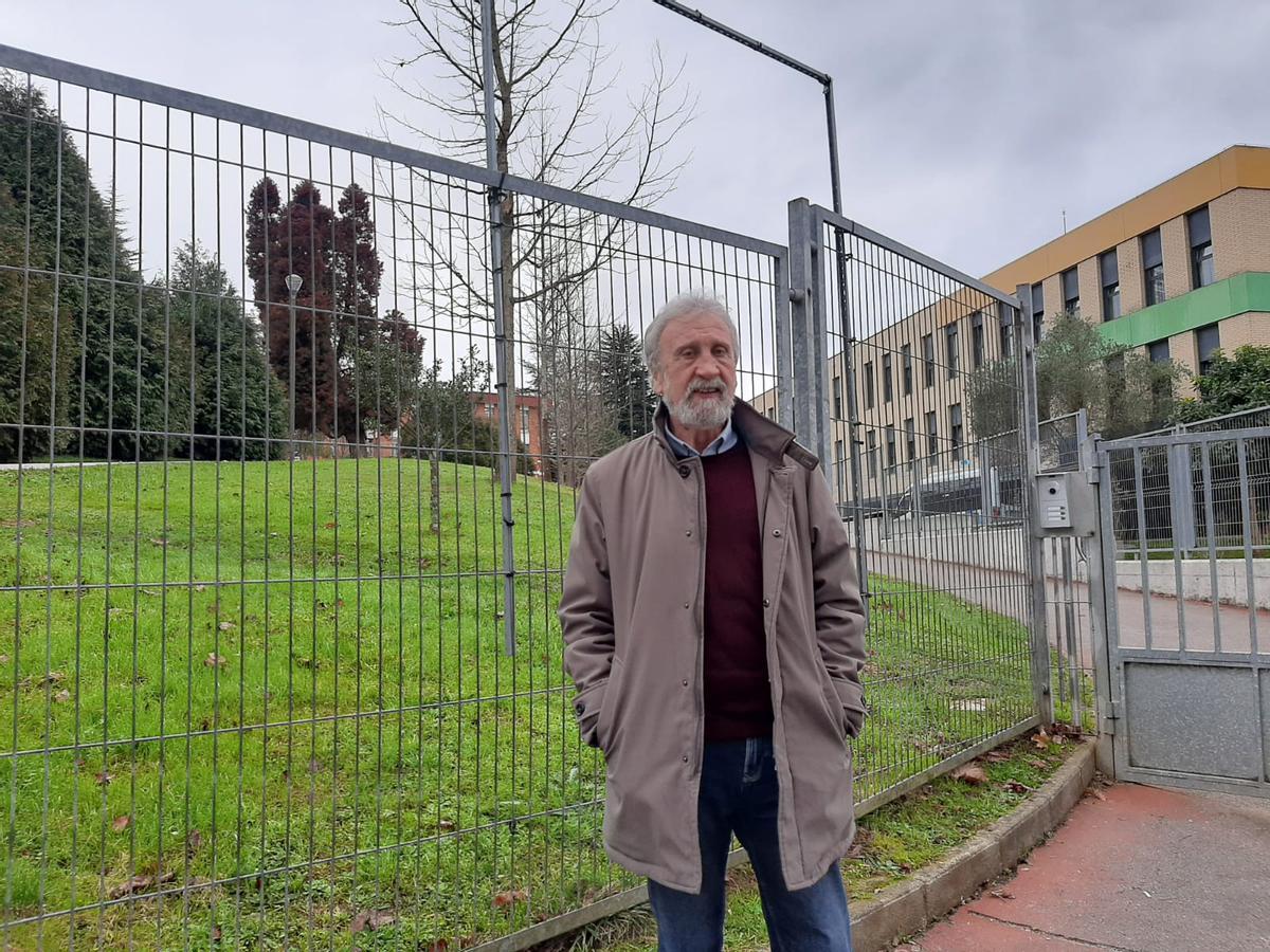 Faustino Álvarez, en la zona de acceso a centros educativos de la Pola.