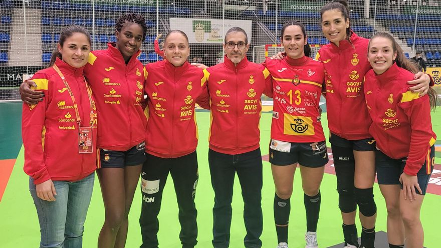 Las jugadoras valencianas posan con el seleccionador, José Ignacio Prades