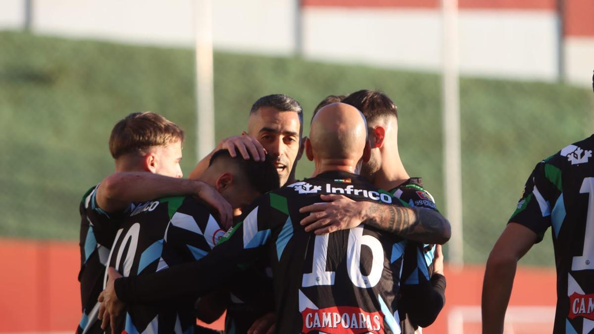 Los futbolistas del Ciudad de Lucena celebran el triunfo ante el Espeleño.