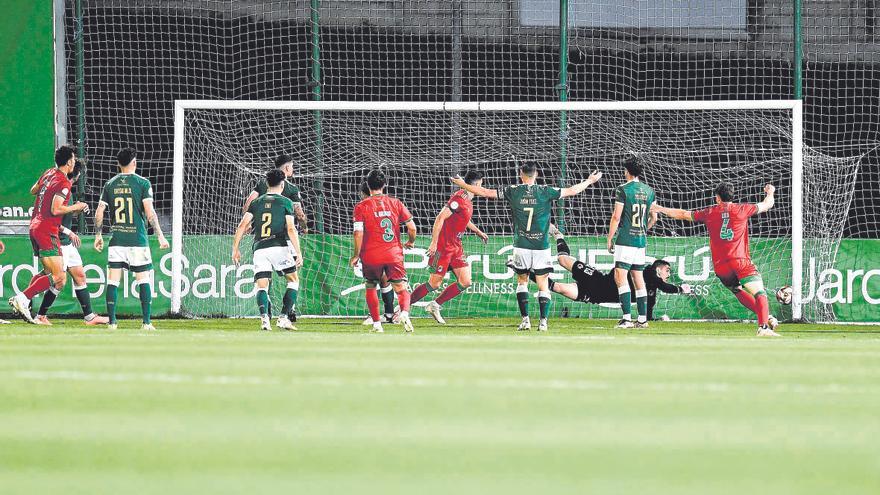 Narváez equilibra el derbi entre Cacereño y Badajoz