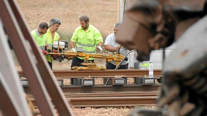 Els operaris treballen per avaluar els danys