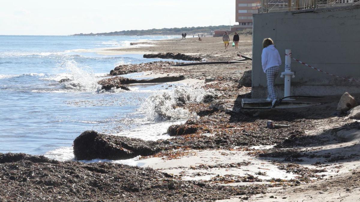 La gota fría también provocó un temporal que sacudió el litoral. En la imagen, Arenales del Sol. | ANTONIO AMORÓS