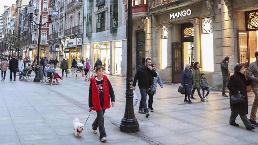 Paseantes por la calle Corrida. | Pablo Solares