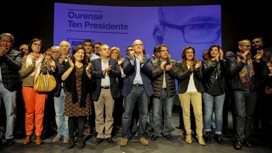 José Manuel Baltar rodeado de los cabezas de lista de los ayuntamientos de Ourense, ayer en el auditorio de Celanova. //Brais Lorenzo