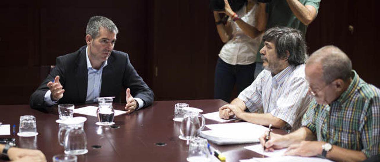 Fernando Clavijo ayer en su reunión con los representantes sindicales Carmelo Jorge, de CC OO (centro), y Pedro Martínez, de UGT (derecha).