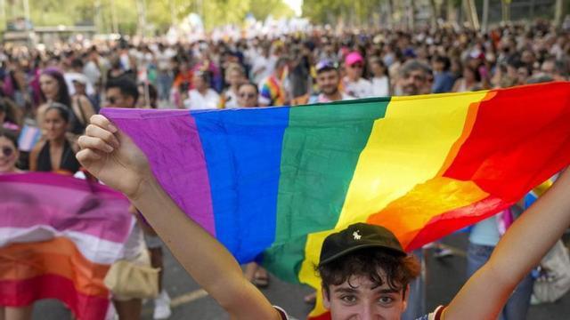 Imatge de la marxa Pride Barcelona, ahir, al centre de la ciutat. | ALEJANDRO GARCÍA / EFE