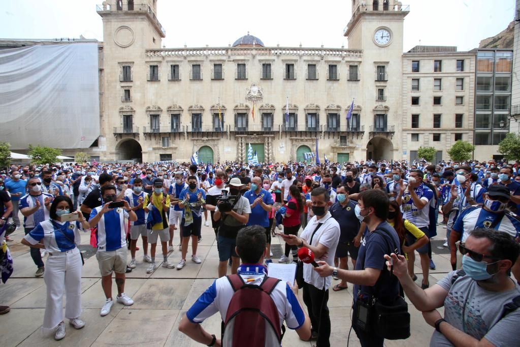 La afición del Hércules protesta por la mala situación del club