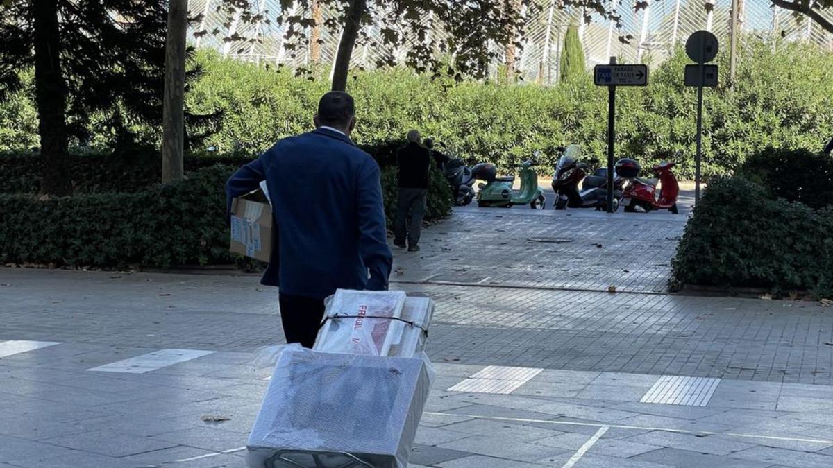 El operario que lleva y retira las maquetas cada día.  | L.B.B.