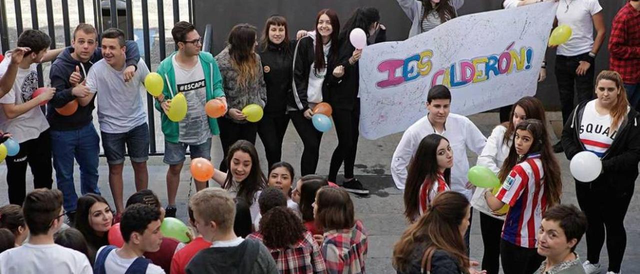 Arriba, los alumnos del Instituto Calderón de la Barca, preparados para la grabación del vídeo musical; debajo, a la izquierda, Gonzalo García Carro -de espaldas- graba a los alumnos, y a la derecha, animación en el patio.